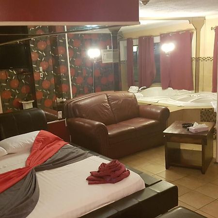Chomedey Inn ラヴァル エクステリア 写真