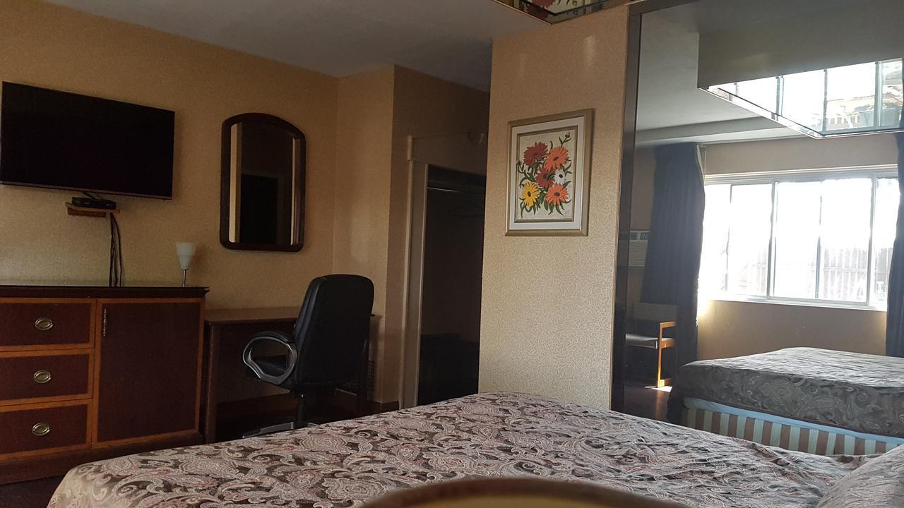 Chomedey Inn ラヴァル エクステリア 写真