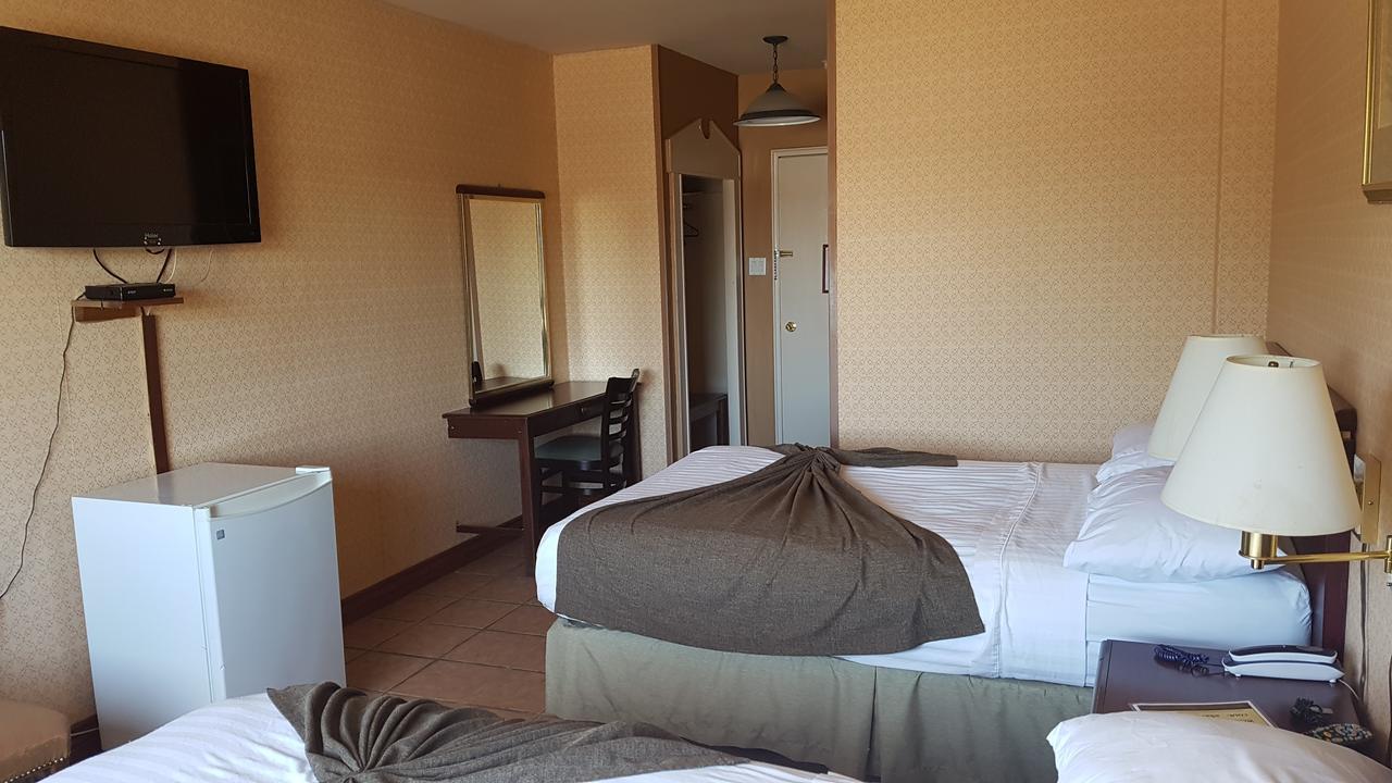 Chomedey Inn ラヴァル エクステリア 写真