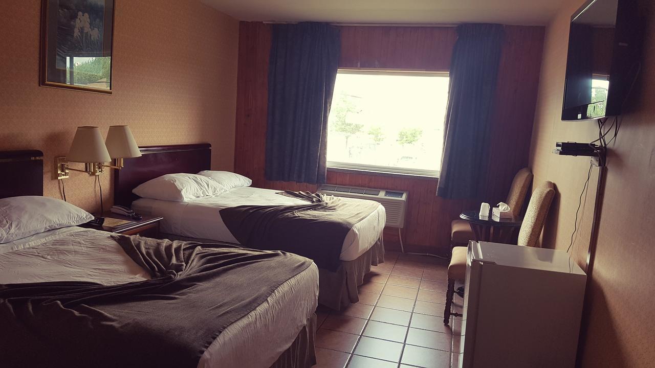 Chomedey Inn ラヴァル エクステリア 写真