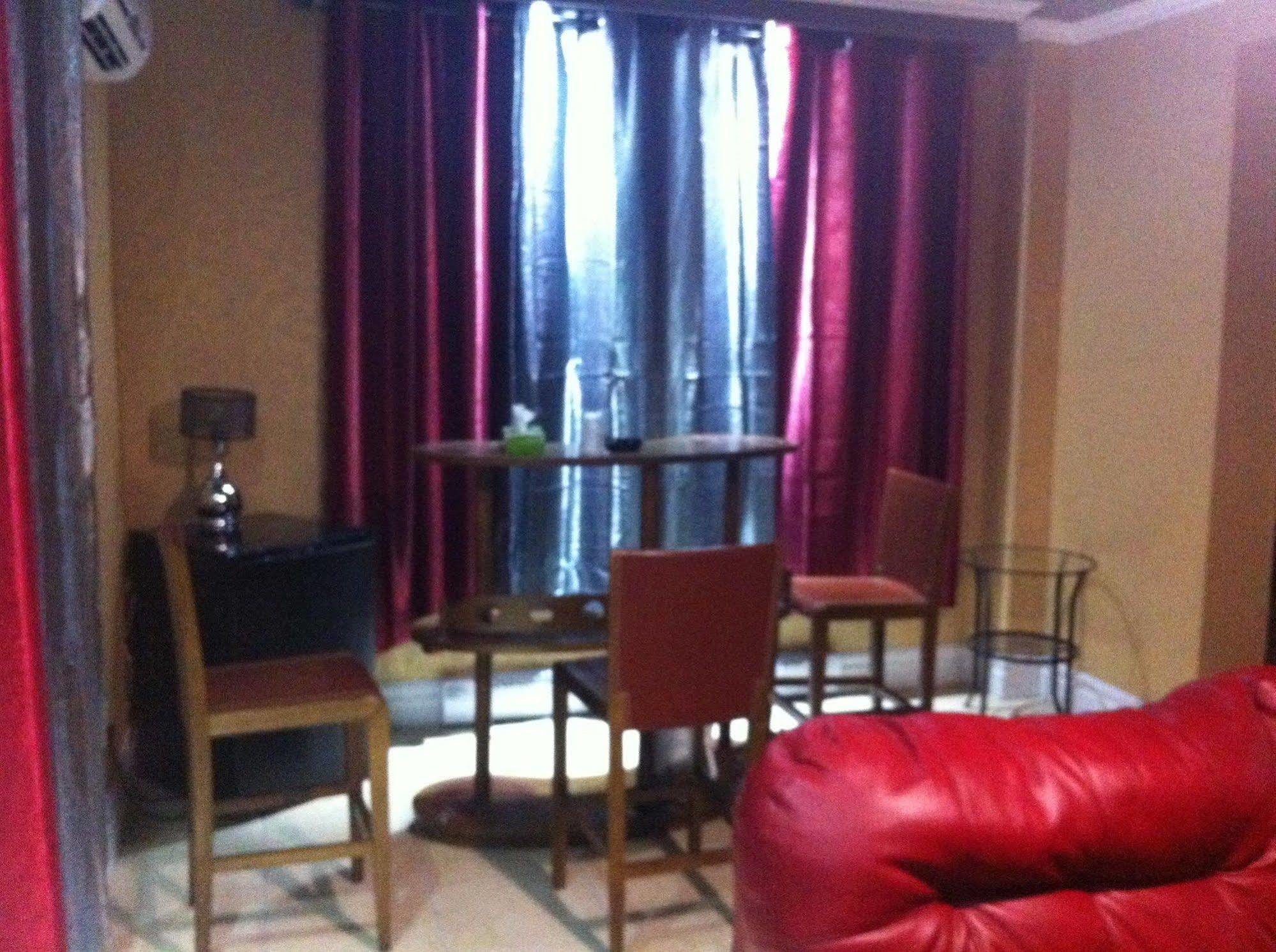 Chomedey Inn ラヴァル エクステリア 写真