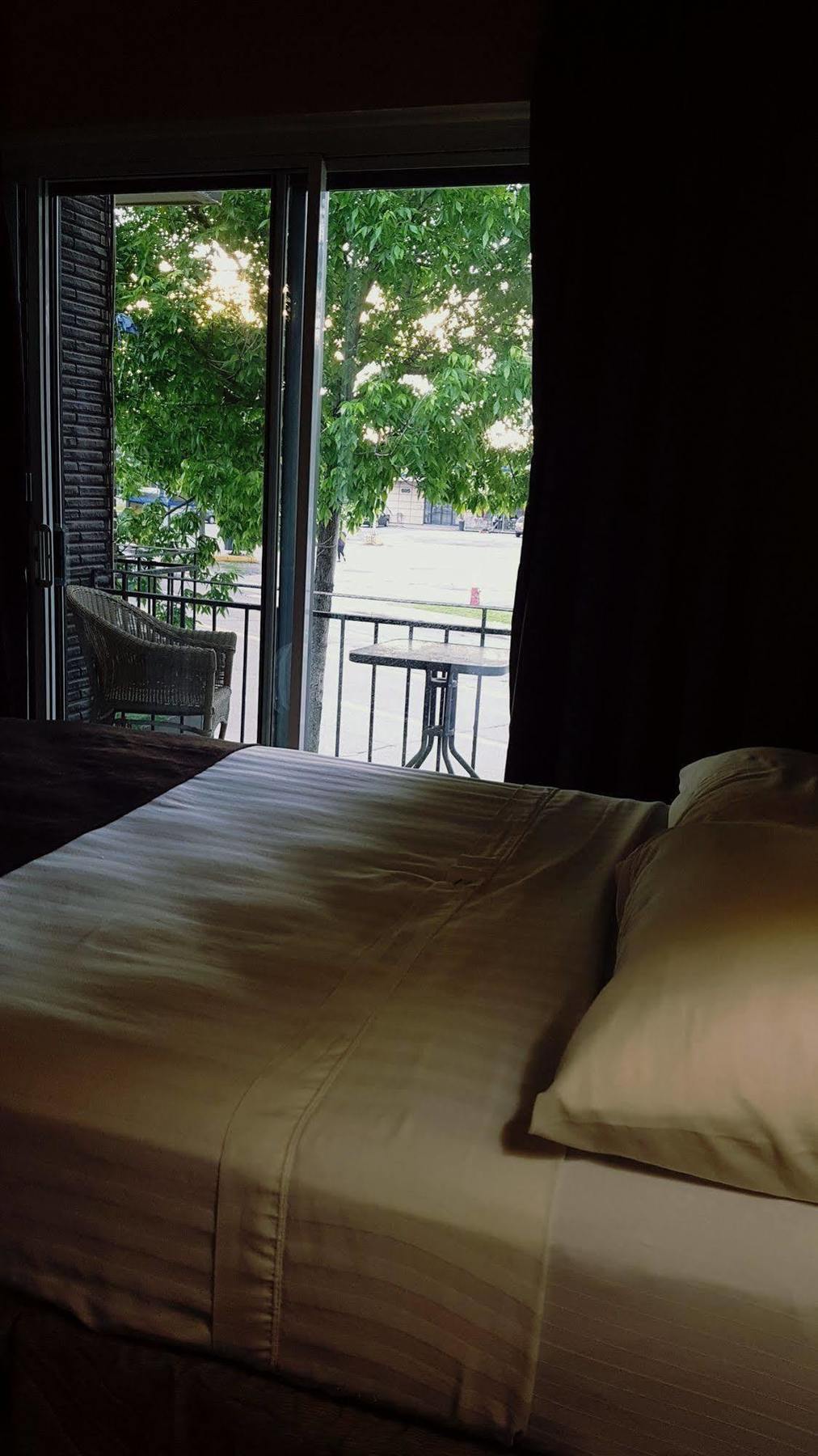 Chomedey Inn ラヴァル エクステリア 写真