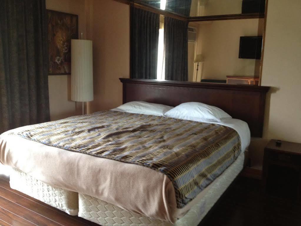 Chomedey Inn ラヴァル エクステリア 写真