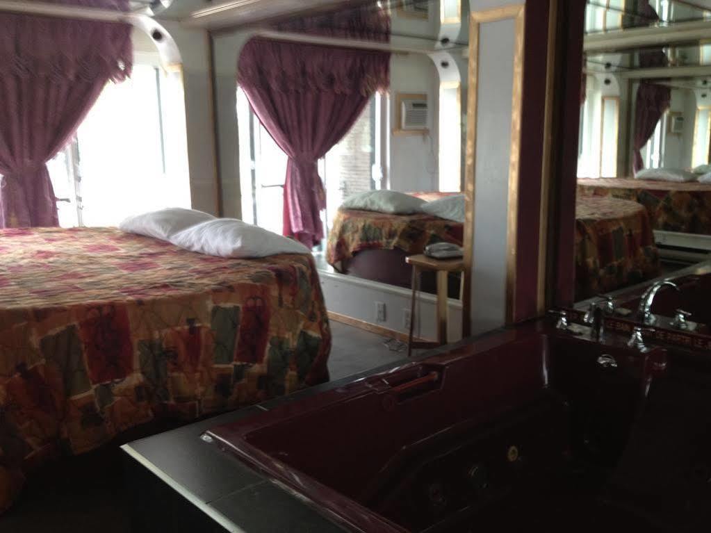 Chomedey Inn ラヴァル エクステリア 写真
