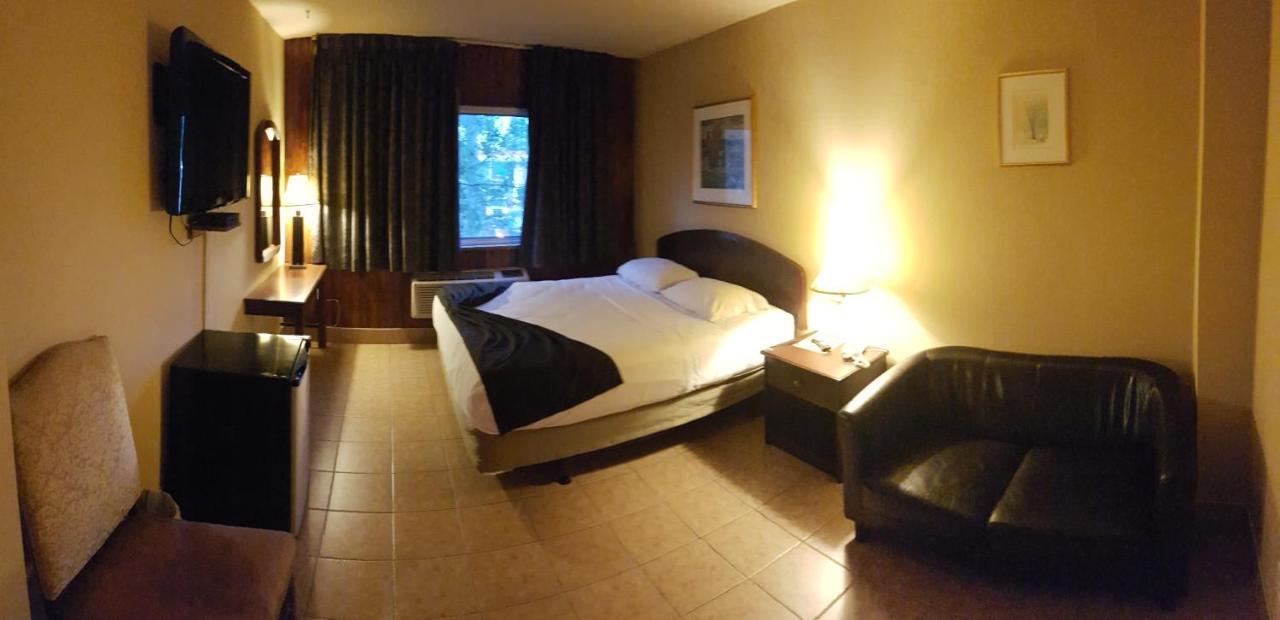 Chomedey Inn ラヴァル エクステリア 写真